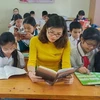 Cô Phạm Thị Hệ Ngân cùng các học sinh đọc sách. (Ảnh: NVCC)