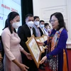 Thứ trưởng Bộ Giáo dục và Đào tạo Ngô Thị Minh tặng bằng khen cho các giáo viên. (Ảnh: BTC)