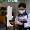 Học sinh thực hiện khử khuẩn trước khi vào lớp khi đi học trực tiếp trở lại. (Ảnh: Nguyễn Nam/Vietnam+)