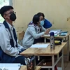 Học sinh lớp 12 của Hà Nội đi học trực tiếp trở lại sau thời gian dài tạm dừng đến trường vì dịch bệnh. (Ảnh: PM/Vietnam+)