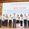 Các học sinh xuất sắc của quận Ba Đình được vinh danh tại chương trình. (Ảnh: CTV/Vietnam+)