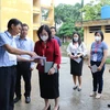 Thứ trưởng Bộ Giáo dục và Đào tạo Ngô Thị Minh (áo đỏ) kiểm tra công tác tổ chức thi tại tỉnh Bắc Ninh. (Ảnh: Thanh Thương/TTXVN) 