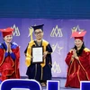 Lãnh đạo Đại học Hoa Sen đã khụy gối để ngang chiều cao với Hải Bằng khi trao bằng tốt nghiệp cho em. (Ảnh: NVCC)