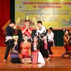 Học sinh Lào tại Việt Nam biểu diễn các điệu múa cổ truyền. (Ảnh: Tá Chuyên/TTXVN)