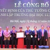 Bộ trưởng Bộ Giáo dục và Đào tạo Nguyễn Kim Sơn trao quyết định thành lập cho Trường Đại học Luật Hà Nội. (Ảnh: CTV/Vietnam+)