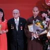Giáo sư Nguyễn Ngọc San trao giải thưởng cho các cá nhân. (Ảnh: BTC)