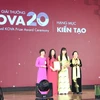 Nguyên Chủ tịch nước Nguyễn Thị Doan, Chủ tịch Ủy ban giải thưởng KOVA trao giải cho các cá nhân. (Ảnh: PM/Vietnam+)