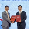 Tổng biên tập Báo Điện tử VietnamPlus Trần Tiến Duẩn và Viện trưởng Viện Đào tạo Báo chí và Truyền thông Phan Văn Kiền trao thỏa thuận hợp tác. (Ảnh: BTC)