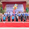Các đại biểu làm lễ động thổ khởi công xây dựng 32 nhà vệ sinh trường học. (Ảnh: Minh Sơn/Vietnam+)