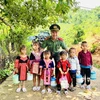 Dương Hải Anh và những em nhỏ vùng khó Sơn La. (Ảnh: NVCC)