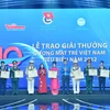 Ban tổ chức trao giải thưởng cho 10 gương mặt trẻ Việt Nam tiêu biểu năm 2022. (Ảnh: Minh Đức/TTXVN)