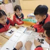 Giờ học STEM tự chế bình giữ nhiệt để học về khả năng dẫn nhiệt của học sinh Trường Tiểu học A, thị trấn Văn Điển, huyện Thanh Trì. (Ảnh: Phạm Mai/Vietnam+)