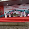 Học sinh lớp 6 Trường Trung học cơ sở Vĩnh Quỳnh biểu diễn kịch về chị Võ Thị Sáu để giới thiệu sách "Võ Thị Sáu-con người và huyền thoại". (Ảnh: PV/Vietnam+)