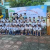 Trời nóng nực nhưng các giáo viên Trường Tiểu học Chu Văn An (quận Hoàng Mai, Hà Nội) vẫn mặc bộ đồ hình thú ngộ nghĩnh để chào đón học sinh lớp 1. (Ảnh: PV/Vietnam+)