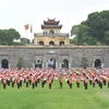 Hơn 300 đại biểu dự Liên hoan Chỉ huy Đội giỏi toàn quốc năm 2023 đã cùng thể hiện màn đồng diễn cờ Semaphore (truyền tin bằng cờ hiệu) tại Hoàng thành Thăng Long. (Ảnh: PV/Vietnam+)