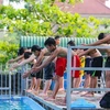 Số lượng trường học có bể bơi vẫn rất hạn chế. (Ảnh minh họa: TTXVN)