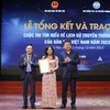 Ban tổ chức trao giải Nhất cho cô giáo Nguyễn Thị Thiên Sinh. (Ảnh: BTC)