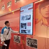 Khi di chuyển màn hình cảm biến lớn dọc theo bức tường lịch sử, đến giai đoạn nào, thông tin kèm hình ảnh chi tiết trong các giai đoạn lịch sử đó của phong trào sinh viên sẽ hiện ra trên màn hình. (Ảnh: PV/Vietnam+)