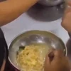 VTV1 phản ánh những bất thường trong bữa ăn cho học sinh tại Trường Phổ thông Dân tộc Bán trú Tiểu học Hoàng Thu Phố 1, huyện Bắc Hà. (Ảnh chụp màn hình)