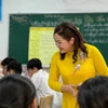 Cô Tường Vân quan sát để kịp thời hỗ trợ các nhóm học sinh trong giờ dạy. (Ảnh: PV/Vietnam+)