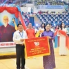 Thứ trưởng Nguyễn Thị Kim Chi trao cờ lưu niệm cho đơn vị đăng cai Hội khỏe Phù Đổng khu vực I. (Ảnh: Bộ Giáo dục và Đào tạo)