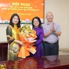Nhà giáo Phạm Thị Hương Giang (đứng giữa) nhận quyết định bổ nhiệm Hiệu trưởng Trường Trung học cơ sở Giảng Võ 2. (Ảnh: NTCC)