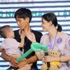 Vợ chồng chị Nguyễn Thị Huệ và anh Phùng Văn Tuấn hạnh phúc bên con sau 12 năm ròng rã "tìm" con. (Ảnh: PV/Vietnam+)