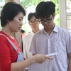 Thí sinh bước vào phòng thi môn Ngữ văn. (Ảnh: PV/Vietnam+)