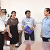 Bộ trưởng Bộ Giáo dục và Đào tạo Nguyễn Kim Sơn kiểm tra công tác chuẩn bị thi tại tỉnh Hậu Giang. (Ảnh: PV/Vietnam+) 