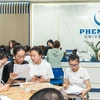 Thí sinh nộp hồ sơ xét tuyển vào Trường Đại học Phenikaa. (Ảnh: PV/Vietnam+)