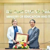 Bộ trưởng Nguyễn Kim Sơn đã trao Kỷ niệm chương “Vì sự nghiệp Giáo dục” cho bà Rana Flowers. (Ảnh: PV/Vietnam+)