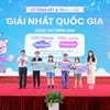 Ban tổ chức trao giải cho các thí sinh đoạt giải Nhất. (Ảnh: PV/Vietnam+)