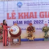 Tiến sỹ Trần Thị Hòa đánh trống trong lễ khai giảng Trường Đại học Thái Bình năm học 2022-2023. (Ảnh: NVCC)