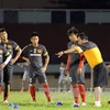 HLV Hoàng Văn Phúcđiều khiển buổi tập của U23 Việt Nam (Ảnh: Quang Nhựt-TTXVN)
