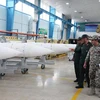 Bộ trưởng Quốc phòng Iran Hossein Dehghan (người chỉ tay) tại nhà máy sản xuất tên lửa Sayyad-2 (Nguồn: AFP)
