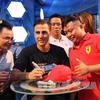 Fabio Cannavaro chơi đá bóng bàn với cổ động viên Việt