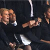 Cả ông Bush cũng chụp ảnh "selfie" như ông Obama