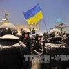 Cảnh sát triển khai trước những người biểu tình tại quảng trường Độc lập ở Kiev, ngày 9/12. (Nguồn: AFP/TTXVN)