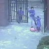 Hình ảnh từ camera giám sát cho thấy Min Yongjun đang tấn công các em học sinh (Nguồn: ibtimes)