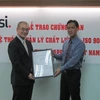 Ông Yasuhiro Hanazawa ,Giám Đốc Nhà máy Sapporo Việt Nam, đại diện nhận chứng chỉ ISO 9001:2008 từ tổ chức BSI.