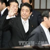 Thủ tướng Nhật Bản Shinzo Abe (thứ hai, trái) sau lễ viếng đền Yasukuni ở Tokyo ngày 26/12. (Nguồn: Kyodo/ TTXVN)