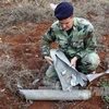 Lính Liban xem xét hiện trường bị nã đạn pháo từ Israel ngày 29/12. AFP-TTXVN