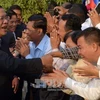 Thủ tướng Campuchia Hun Sen tiếp xúc với những người ủng hộ (Nguồn: TTXVN)