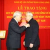 Trao Huy hiệu 75 năm tuổi Đảng cho nguyên Tổng Bí thư Đỗ Mười