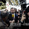 Người phát ngôn của Liên minh dân tộc đối lập của Syria Louai Safi (giữa) gặp gỡ báo chí tại Geneva ngày 24/1. AFP-TTXVN