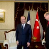 Ông Francois Hollande (trái) đang có chuyến thăm Thổ Nhĩ Kỳ và hội đàm với Thủ tướng Tayyip Erdogan (Nguồn: AFP)