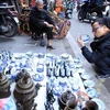 Đi chợ đồ giả cổ ở Hà Nội trong những ngày cận Tết