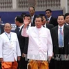 Thủ tướng Chính phủ Campuchia nhiệm kỳ V Hun Sen (phải) trong trang phục nghị sỹ truyền thống đến dự phiên họp đầu tiên của Quốc hội khóa mới. Ảnh: Xuân Khu - Phóng viên TTXVN tại Campuchia