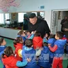 Ngày 5/2/2014, hãng thông tấn trung ương Triều Tiên (KCNA) phát bức ảnh về chuyến thăm của nhà lãnh đạo Triều Tiên Kim Jong-Un đến một trại trẻ mồ côi ở Bình Nhưỡng (Không rõ ngày tháng). (Ảnh AFP/KCNA/TTXVN phát)