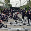 Cảnh sát Thái Lan thư giãn sau khi giám sát người biểu tình ở Bạngkok (Nguồn: AFP)